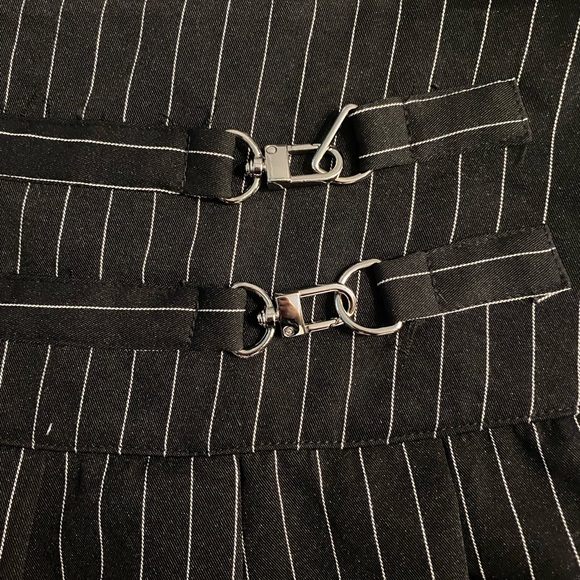 🌸Pin Stripe Buckle Detail Mini Skirt - Picture 3 of 3